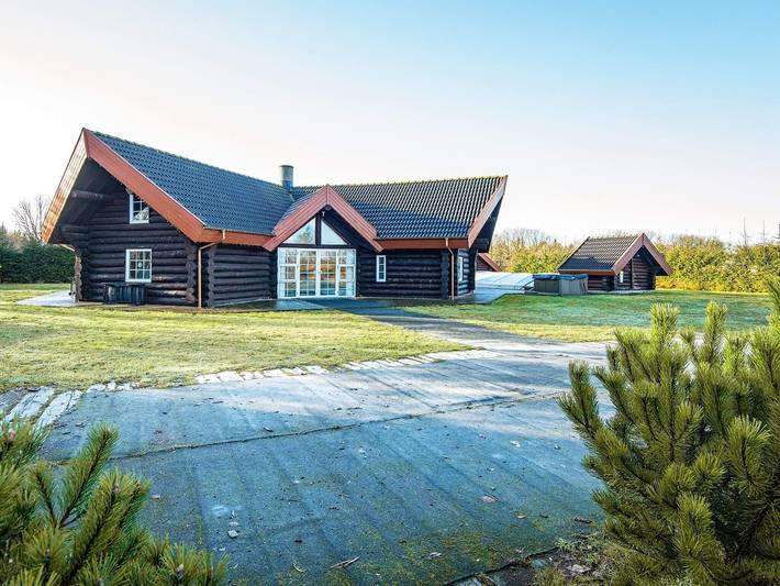 Ferienhaus für 18 Personen, mit Terrasse und Pool in Kvie Sø