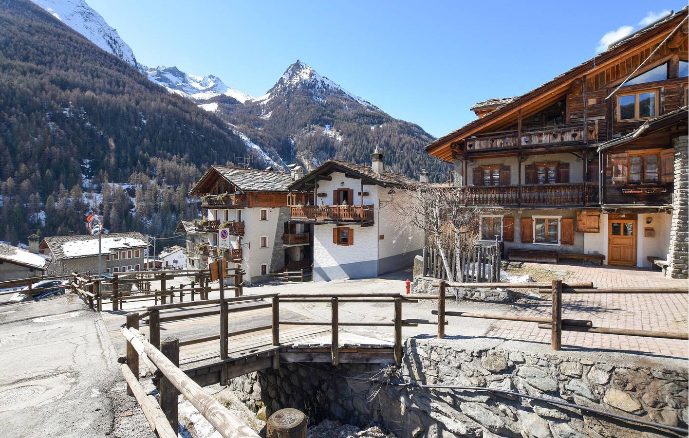 Ganze Ferienwohnung, Gemütliche Ferienwohnung mit Bergblick und Terrasse in der Nähe des Flusses Valnontey in Epinel, Cogne