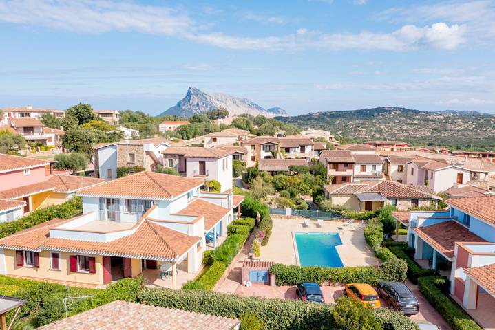Gîte pour 4 personnes, avec jardin et piscine à Monte Petrosu