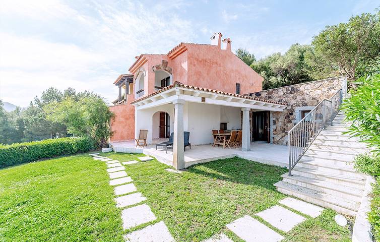 Ferienhaus für 6 Personen, mit Balkon und Whirlpool sowie Terrasse und Garten in Budoni