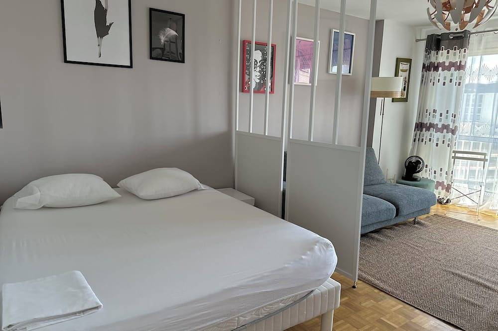 Entire apartment, Spacious 2-room apartment with parking in Paris La Défense overlooking the Eiffel Tower in Puteaux, Hauts-de-Seine