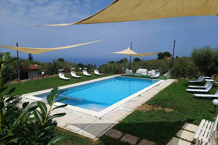 Casa vacanza per 12 persone, con balcone e idromassaggio nonché giardino e piscina in Provincia di Messina