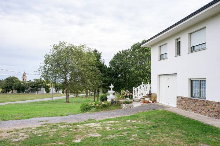 Entire apartment, Apartment 'La Fuente Ribadeo 2' with Mountain View, Wi-Fi and Air Conditioning in Ribadeo, A Mariña Lucense