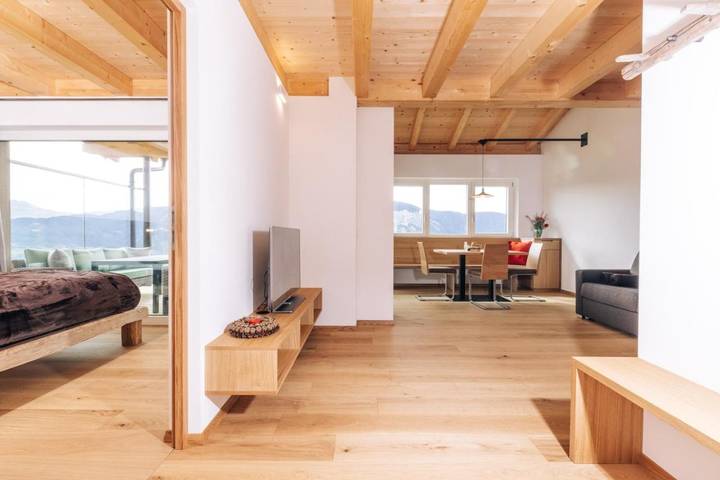 Ferienwohnung für 6 Personen, mit Balkon und Terrasse sowie Garten und Ausblick