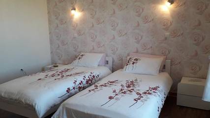 Chambre d’hôte pour 2 personnes, avec terrasse à Marcenat