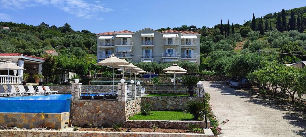 Holiday apartment for 2 people, with pool and view as well as garden in Lassi