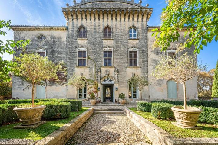 Location de vacances pour 12 personnes, avec jardin ainsi que terrasse et piscine à Junas