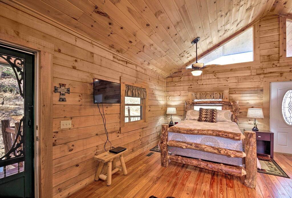 Ganze Wohnung, Neu! Bryson City Studio w / Hot Tub in der Nähe von Angeln! in Bryson City, Fontana Lake