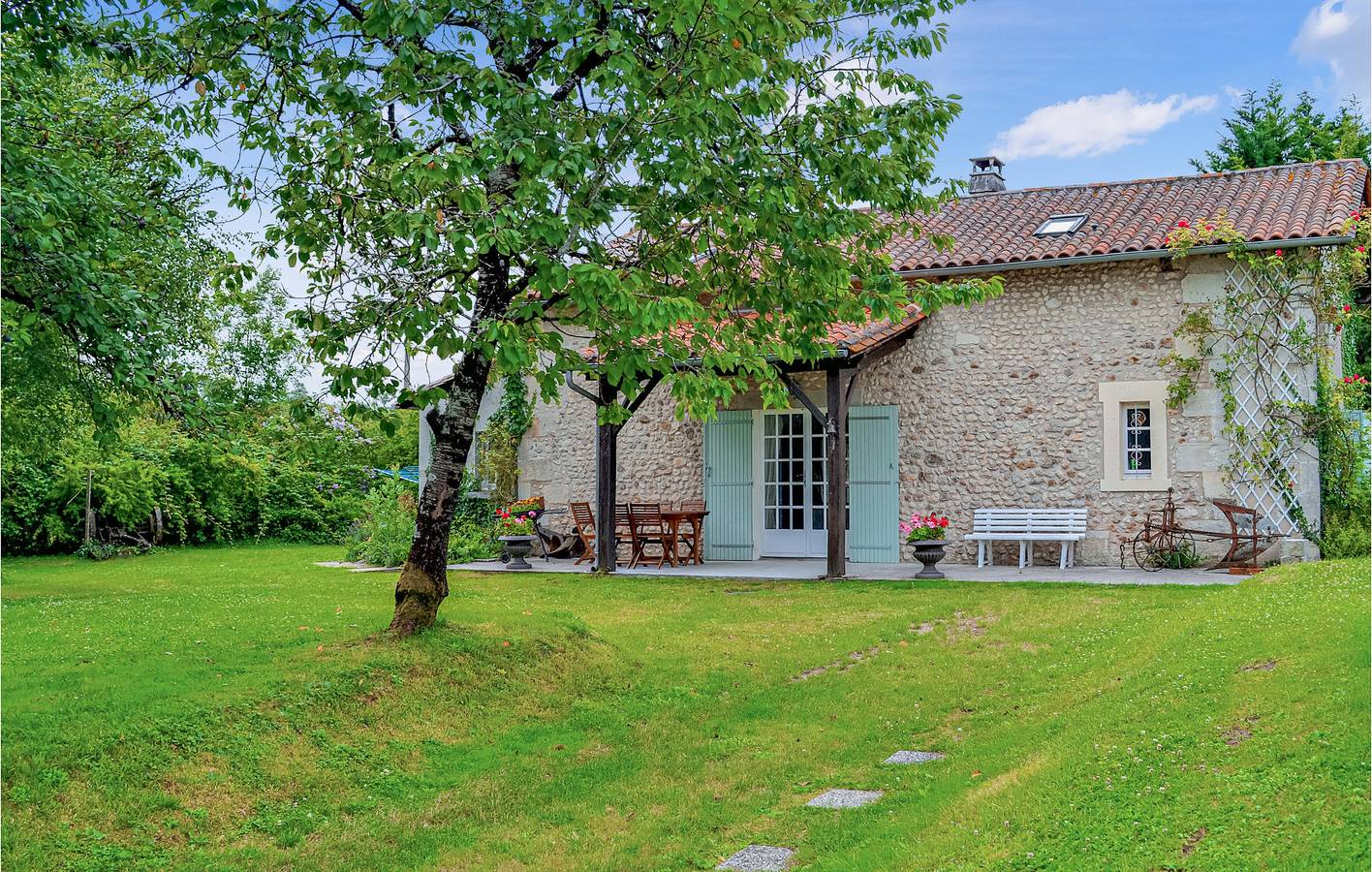 Charmant Apt. de 135sqm : Piscine, Jardin, Parking, Vélos & WiFi, près de Chassaignes 2km in Vanxains, Périgord Vert