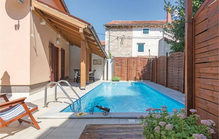 Gemütliche 2-Zimmer-Wohnung mit Pool und Terrasse, 800 m vom Strand Pomer entfernt in Pomer, Südküste Istrien