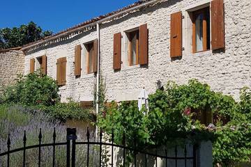 Location de vacances pour 6 personnes, avec jardin ainsi que terrasse et piscine à Saint-Pierre-de-Juillers