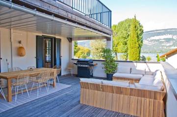Gîte pour 8 personnes, avec vue sur le lac ainsi que vue et terrasse à Conjux