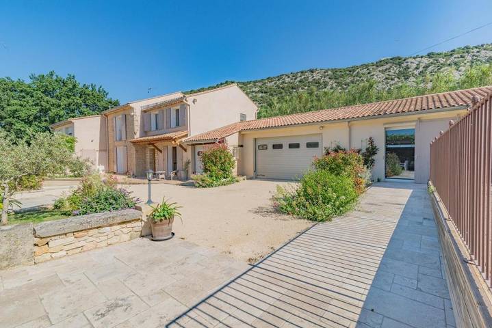 Location de vacances pour 13 personnes, avec Balcon et Jacuzzi ainsi que Terrasse et Jardin à Beaumes-de-Venise