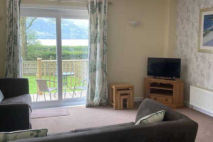 Log cabin for 4 people, with terrace and garden as well as hot tub in Loch Linnhe