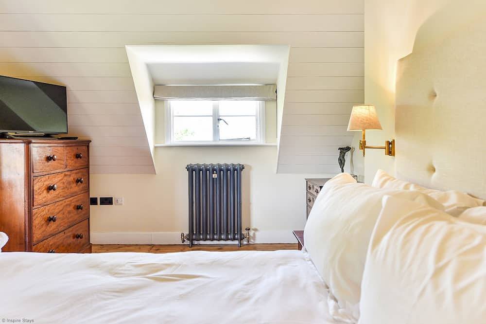 Farthings by inspirestays.com - a cottage with pool that sleeps 9 guests (6 adults max) in 4 bedroom in West Wittering Beach, West Wittering