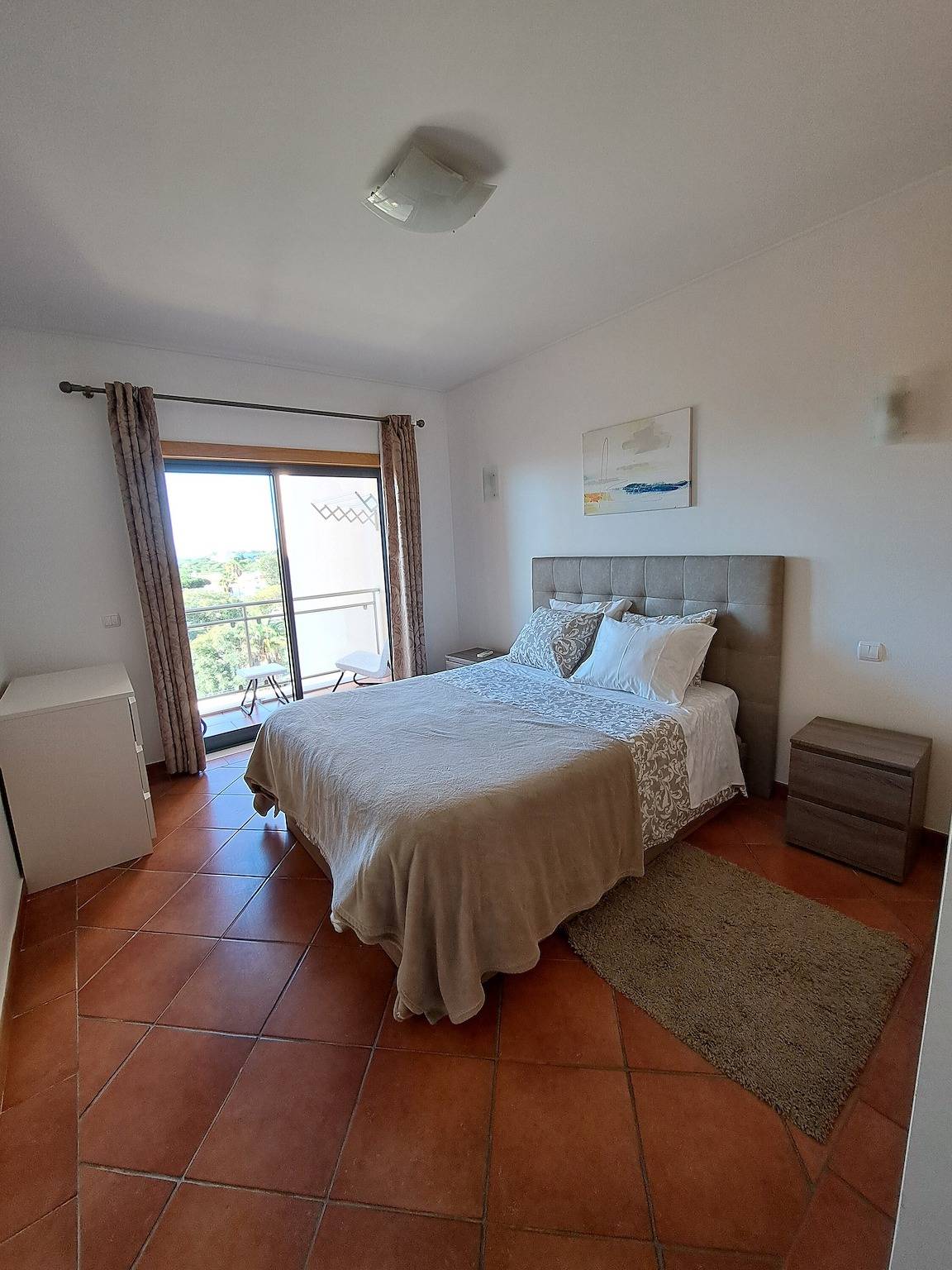 Apartamento inteiro, Apartamento 'Charming Ocean View' com Vista Mar, Wi-Fi e Ar Condicionado in Albufeira, Distrito de Faro