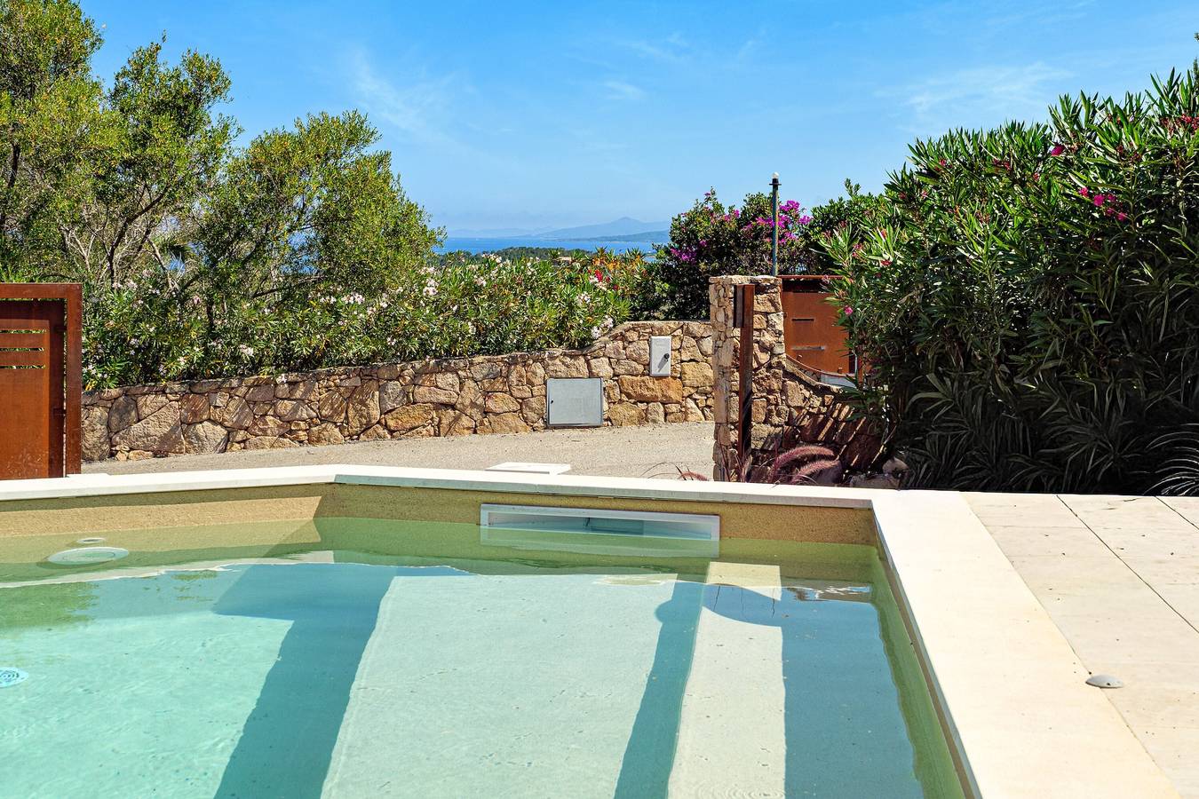 Villa 'Leone' avec vue sur la mer, Wi-Fi et climatisation in Punta Molara, San Teodoro