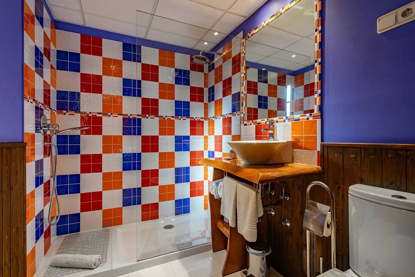 Room 'El Avellano' with Shared Pool, Garden and Wi-Fi in Gamonedo, Cangas de Onís