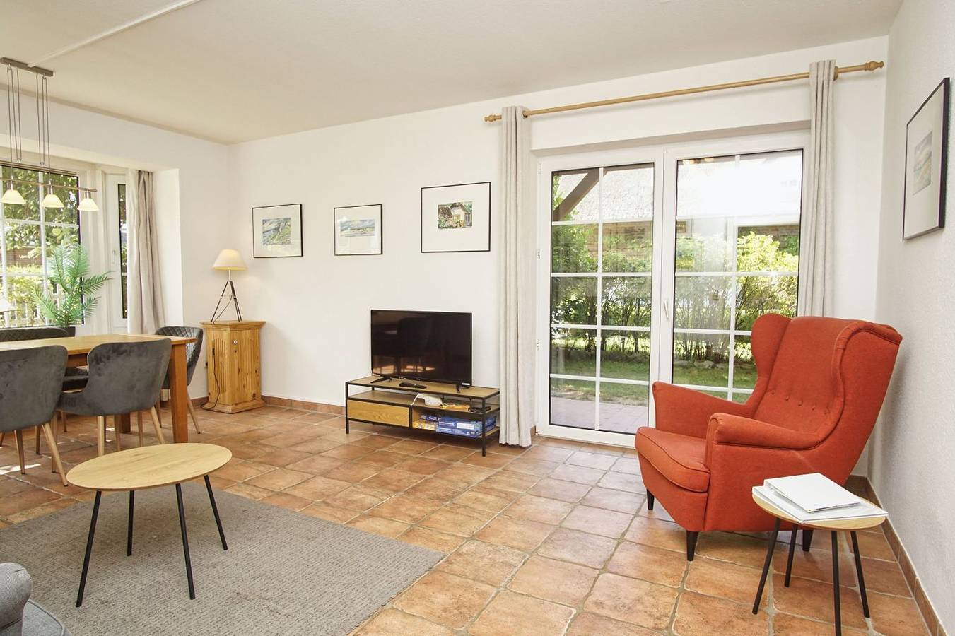 Ganze Wohnung, Großzügige Ferienwohnung mit Terrasse und Garten im ruhigen Landhaus Wildrose in Pantow, Zirkow