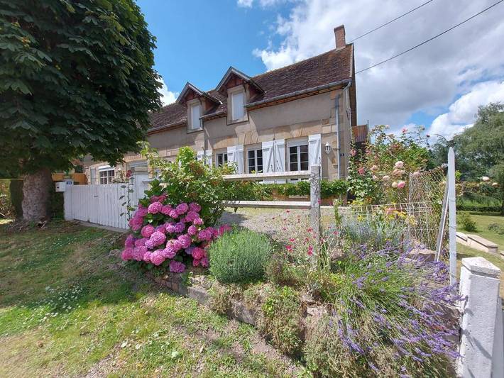 Gîte pour 5 personnes, avec jardin et vue, animaux acceptés à Le Montet