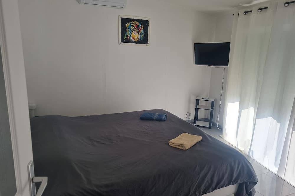 Apartamento entero, 100 m2 air-conditioned apartment at the foot of the Luberon, 30 km from Aix-en-Provence   in Villelaure, Parque natural regional del Luberon