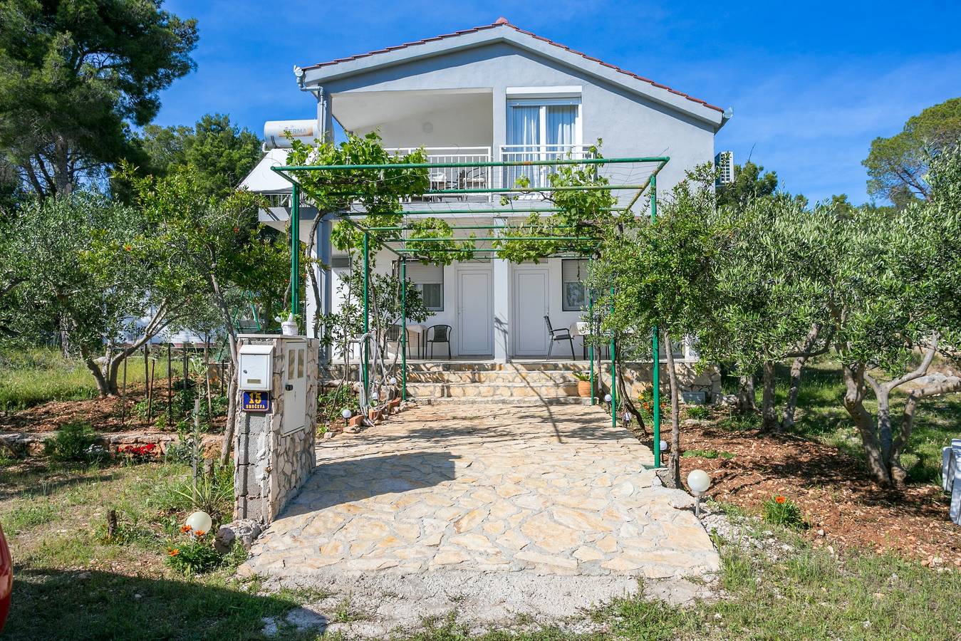 Ganze Wohnung, 1-Zimmer-Ferienwohnung mit Terrasse und Meerblick Bucht Smrčeva, Brac A-20193-a in Milna, Brac