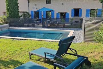 Location de vacances pour 8 personnes, avec jardin à Civrieux (Ain)