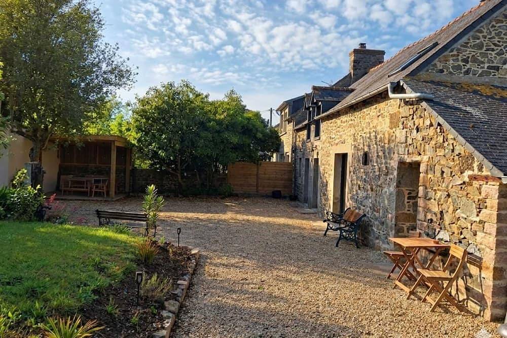 Stone house in a quiet location, only 1 km from the sea in La Cotentin, Lamballe-Armor