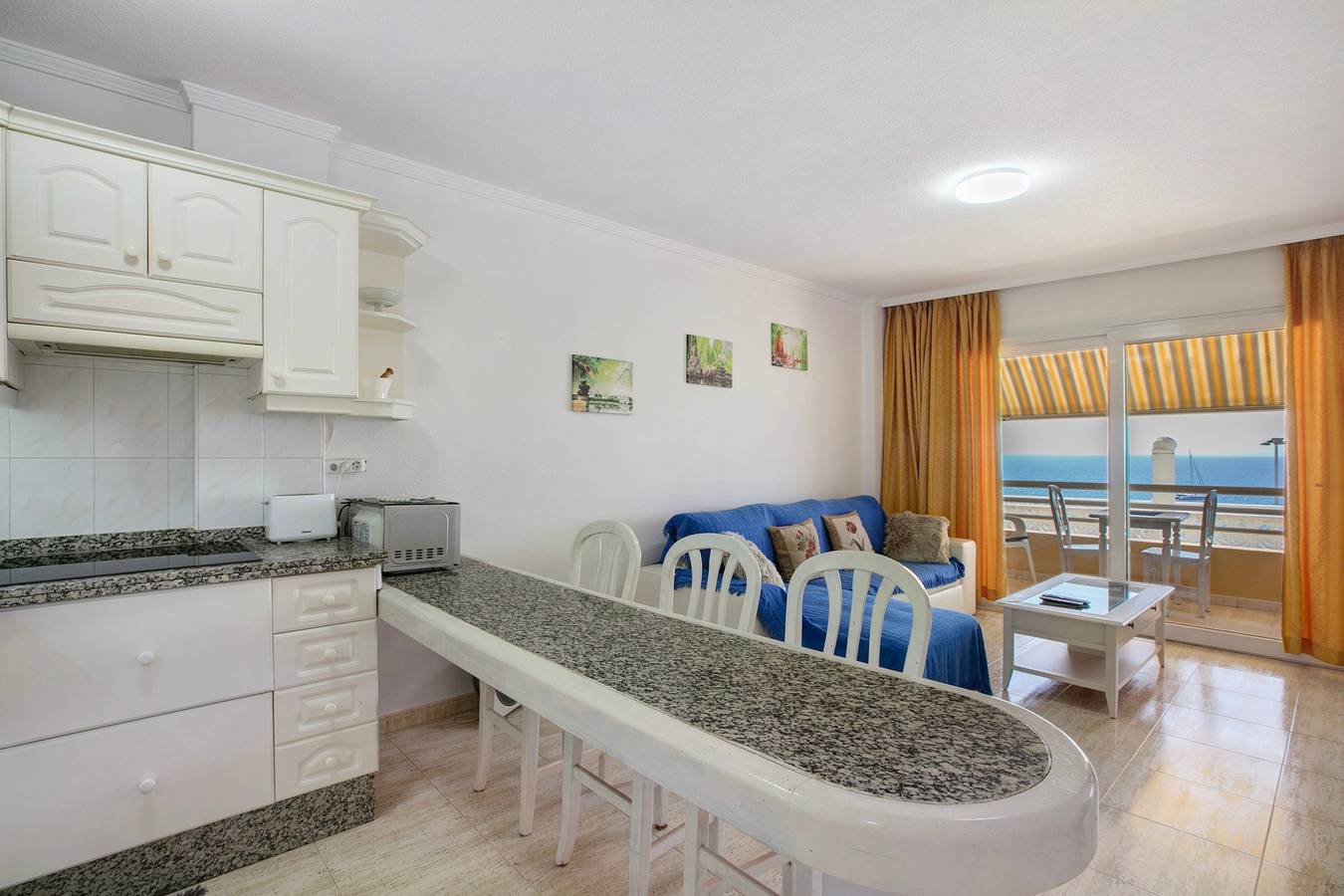 Appartement entier, Vacances 'Ceyla' avec vue sur la mer, terrasse privée et Wi-Fi in Playa de las Américas, Arona
