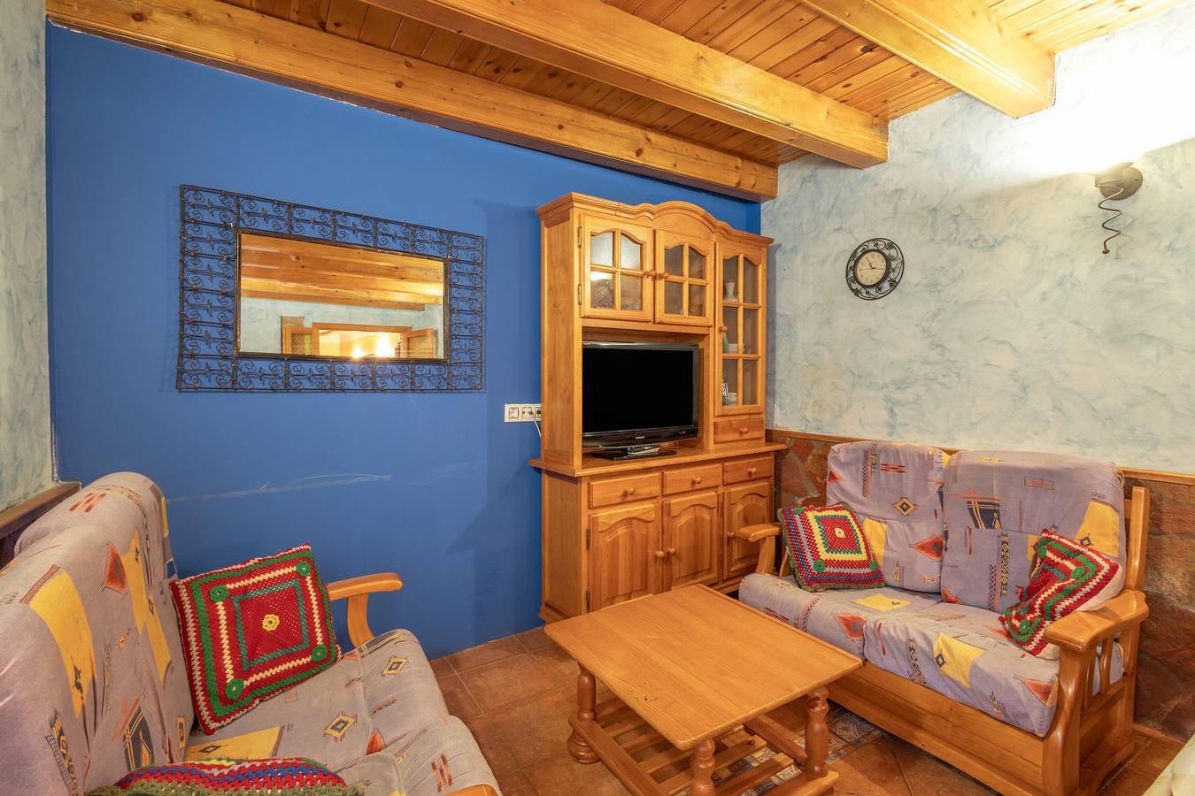 Casa Rural 'Abuelo Luis' con Terraza Privada y Balcón in Báguena, Provincia de Teruel