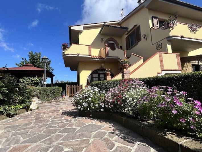 Agriturismo per 3 persone, con Terrazza e Giardino nonché Panorama a Castellina Marittima