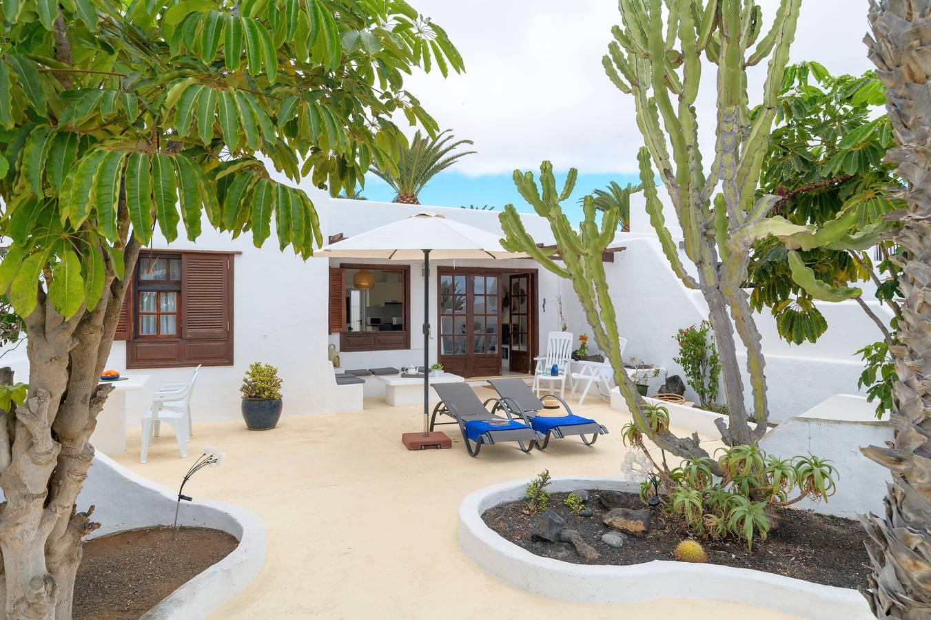 Apartamento entero, Apartamento vacacional Puerto Chico C junto a la playa con piscina compartida y Wi-Fi in Playa Blanca, Yaiza