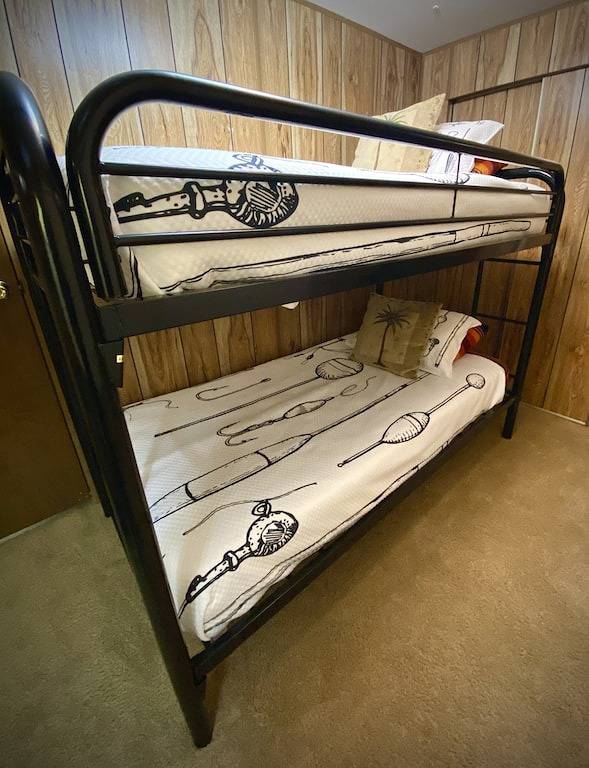 Hannon Haus Cutthroat Hütte, auf dem Fluss unter dem Himmel in Ravalli County