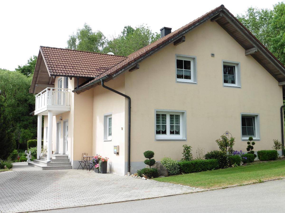 Ferienwohnung Pietzavka - Gemütliche Ferienwohnung (70 qm) mit Balkon in Wiesenfelden, Ostbayern