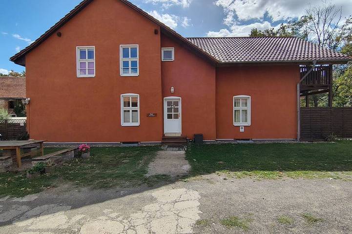 Ganze Wohnung, Gutshof Ferienwohnung mit Kamin & Balkon, viel Natur, Hofgarten und See in Tangerhütte, Altmark
