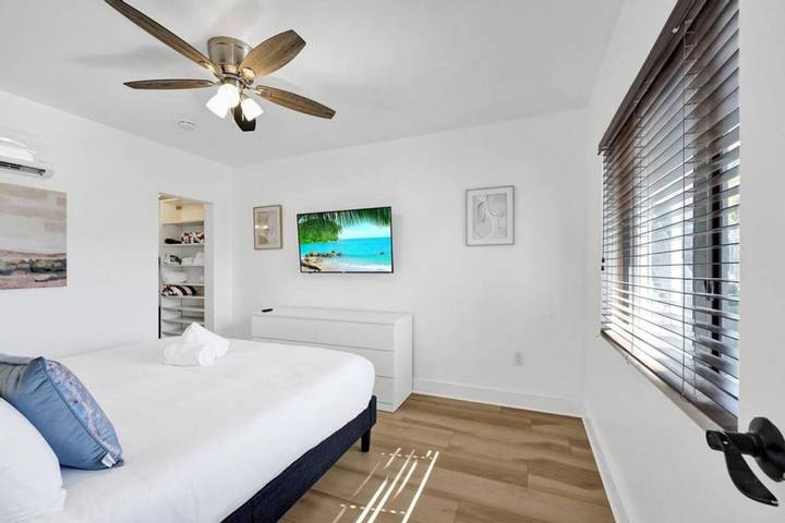 Vacation rental for 2 people, with pool and yard as well as balcony, kid friendly in Hollywood (FL)