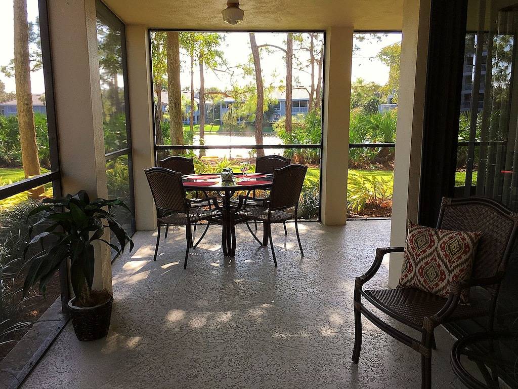 Ganze Wohnung, Große aktualisierte Eckeinheit. Seeblick, Privatstrand, Pool, Spa & Fahrräder in Bonita Bay, Bonita Springs