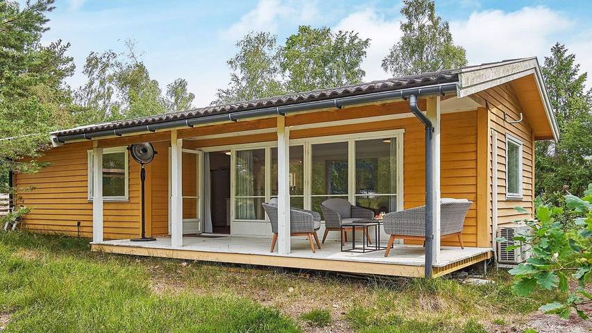 Ferieudlejning for 8 personer, med terrasse og pool i Dueodde