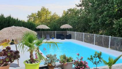 Gîte pour 2 personnes, avec vue ainsi que jardin et piscine, animaux acceptés à Saint-Marcel-d'Ardèche