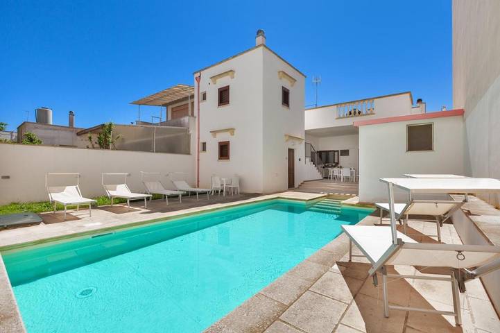 Appartamento per 15 persone, con piscina e giardino a Andrano