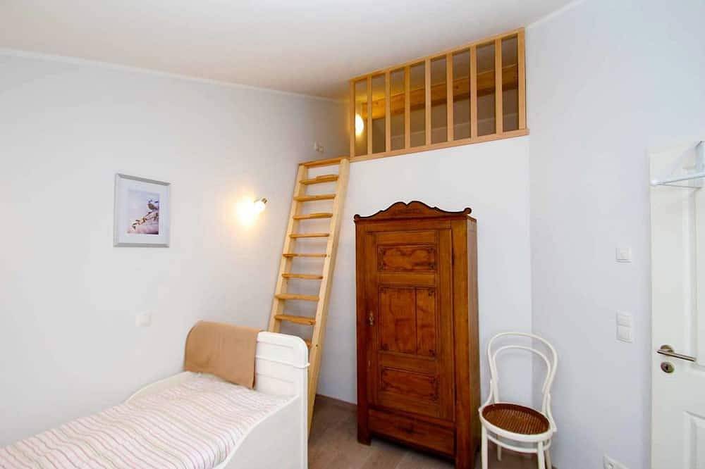 Ganze Wohnung, In märchenhafter Alleinlage im schönen Angeln, befindet sich unsere gemütliche Ferienwohnung \"Aschenputtel\" im modernen Landhaus Stil und großflächigem, gepflegten Außenbereich mit diversen Spielmöglichkeiten in Scheggerott, Schleswig-Flensburg