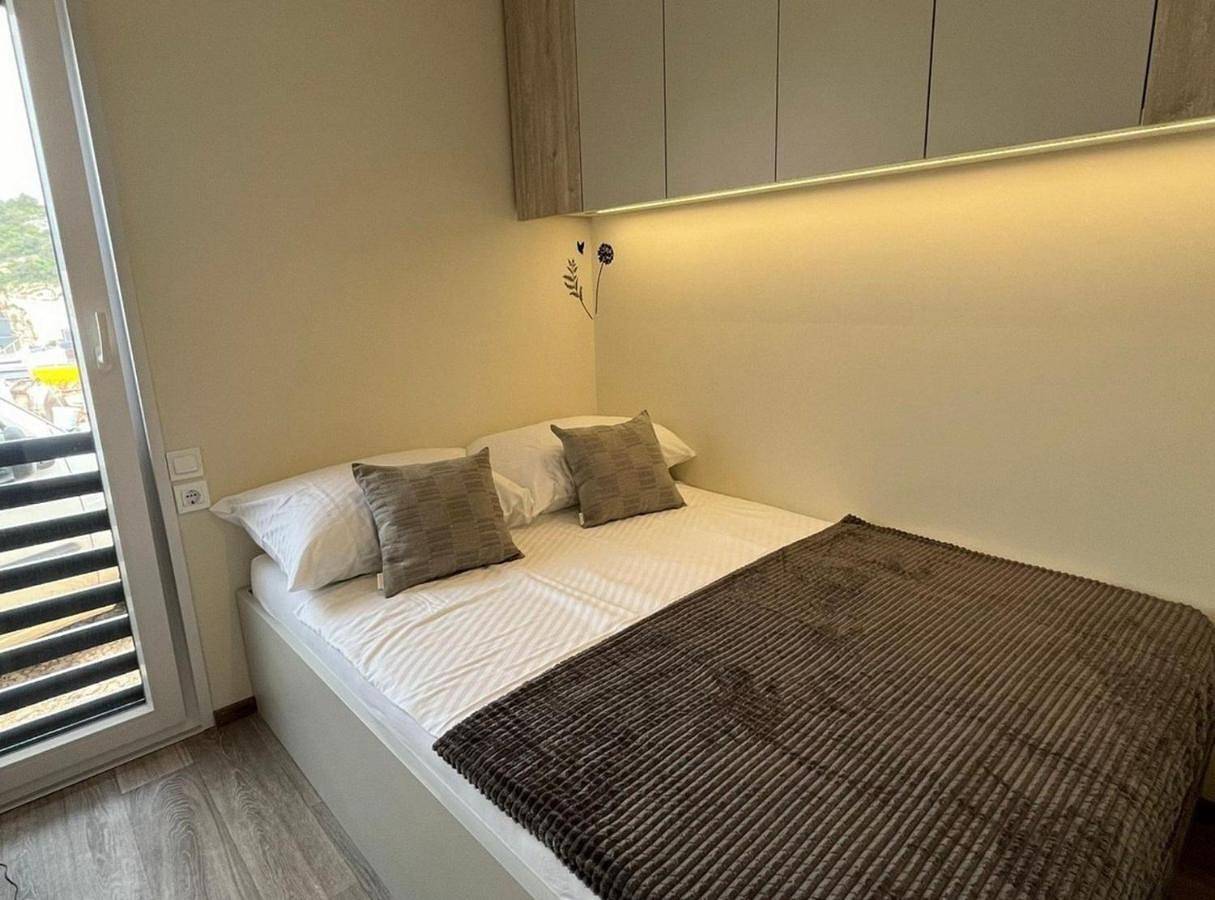 Tranquil Tides Drage Mobile Home with Terrace and Sea View in Drage (Pakoštane), Zadar
