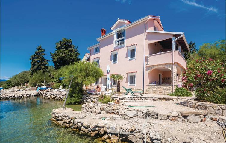 Ganze Ferienwohnung, Gemütliche Ferienwohnung, 600 m vom Campingplatz Baldarin Beach entfernt, mit Terrasse und Parkplatz in Cres