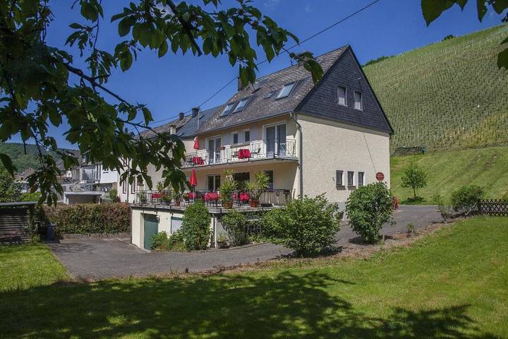 Ferienwohnung für 2 Personen, mit Ausblick und Terrasse sowie Garten in Enkirch