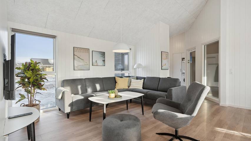 Luxus-Poolhaus in Ivenack für 24 Personen mit Außen-Spa in Ivenack, Mecklenburgische Seenplatte