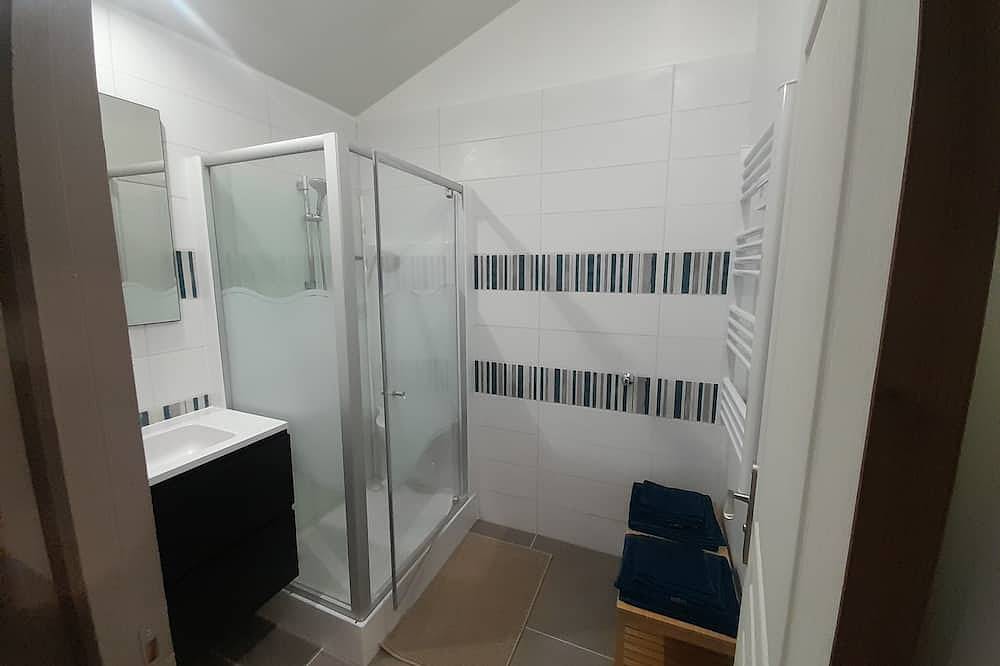 Entire apartment, Small house in quiet town center close to shops in Plomeur, Côte de Cornouaille