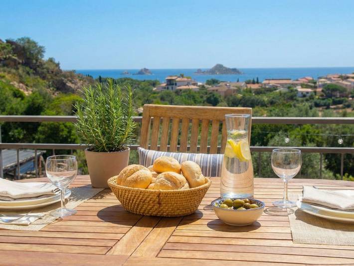 Gîte pour 5 personnes, avec balcon ainsi que jardin et vue à Santa Maria Navarrese