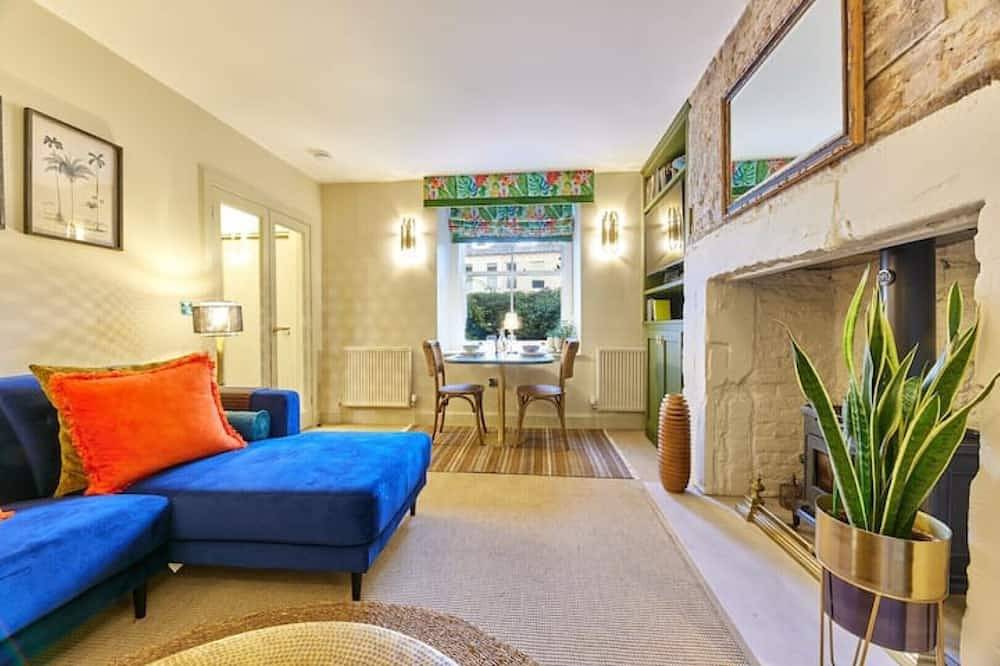 Cinnabar: Romantic Hideaway on Historic Walls in Berwick-upon-Tweed, Northumberland