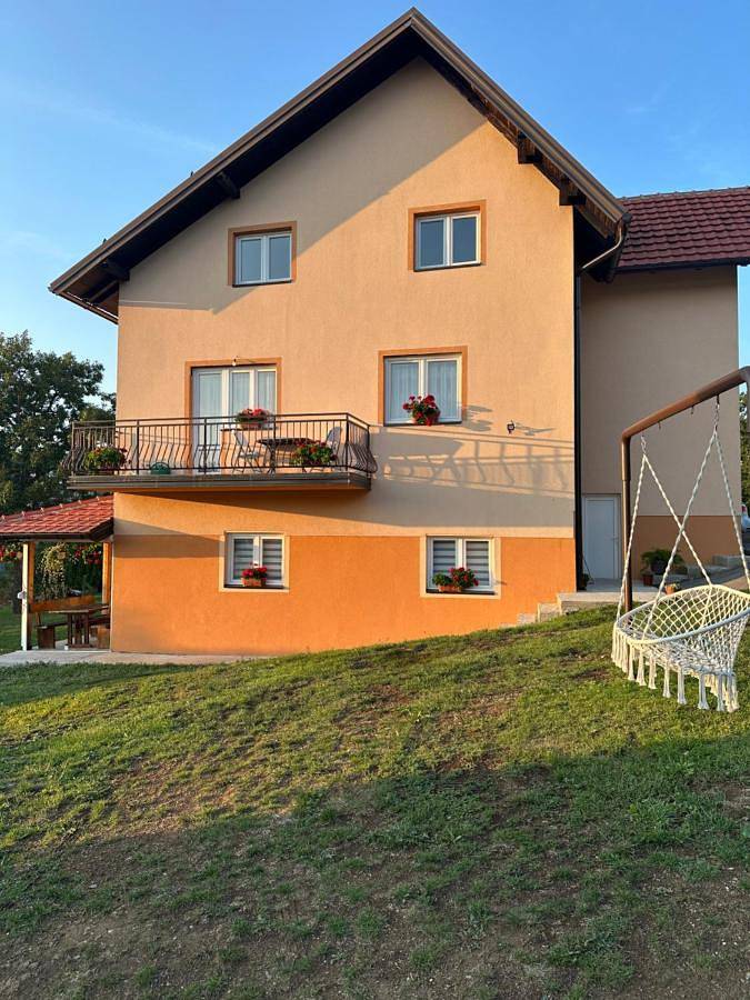 Appartement de vacances pour 5 personnes, avec jardin ainsi que vue et terrasse