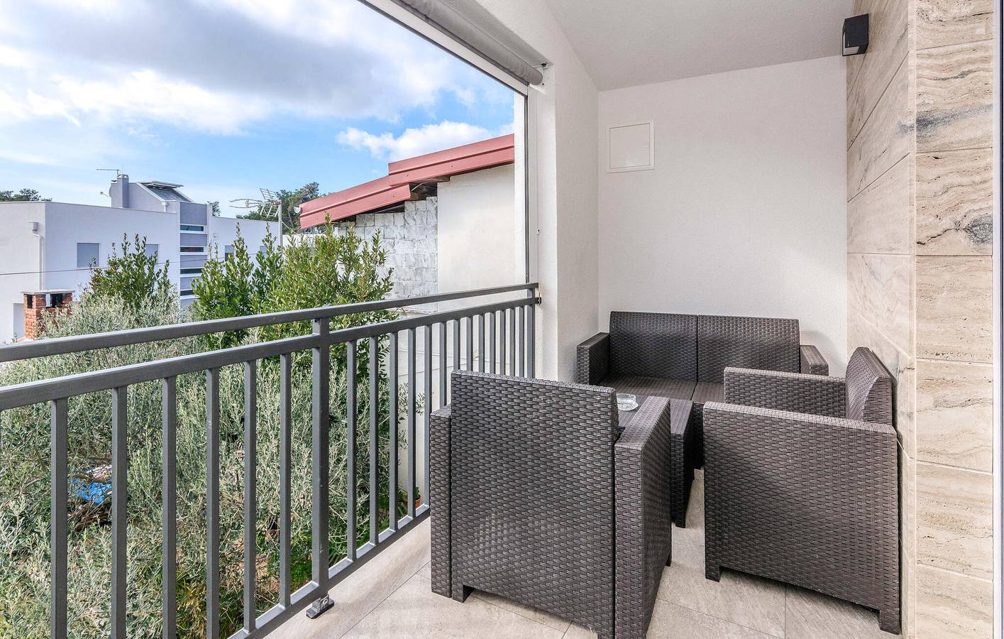 Ganze Ferienwohnung, Schickes 120 m² großes Apartment mit Terrasse, Küche und nur 900 m vom Strand entfernt in Vir